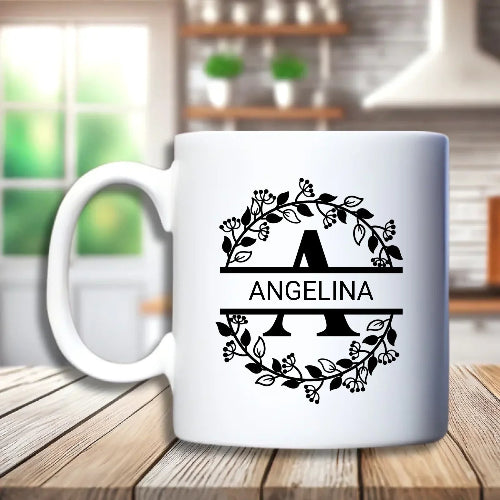 Luxe gepersonaliseerde beker met strak monogram ontwerp van Debekershop.nl - ideaal als duurzaam verjaardagscadeau.