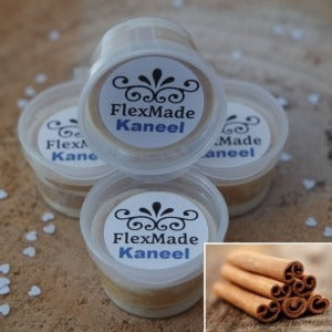 Kaneel geuren: bakjes waxmelts van FlexMade met het etiket Kaneel, met een foto van kaneelstokjes
