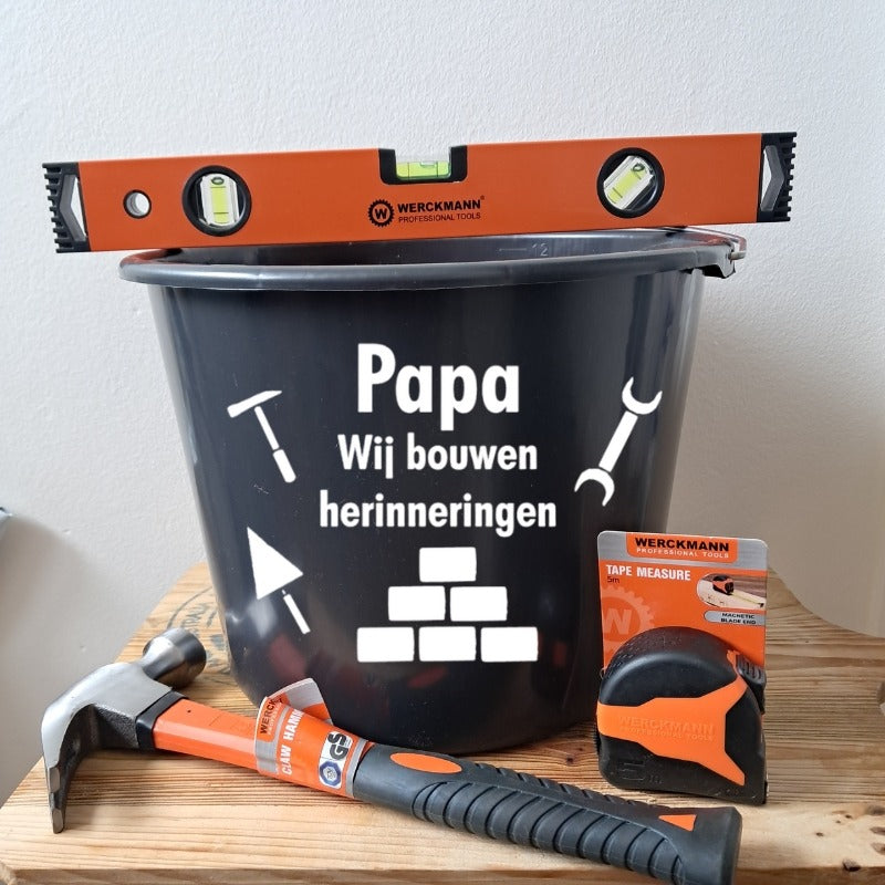 Bouwemmer gevuld met hamer, waterpas en rolmaat, van FlexMade