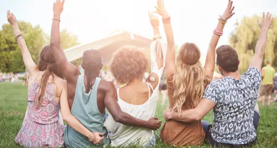 Verschillende soorten bedrukte bekers en mokken van Debekershop, verzendklaar voor Nederland en België