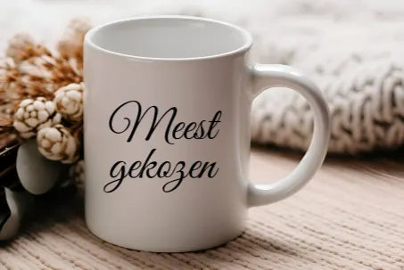 Verschillende soorten bedrukte bekers en mokken van Debekershop, verzendklaar voor Nederland en België
