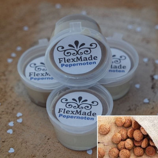 Pepernoten geuren: bakjes waxmelts van FlexMade met het etiket Pepernoten, met een foto van pepernoten in een jute zak